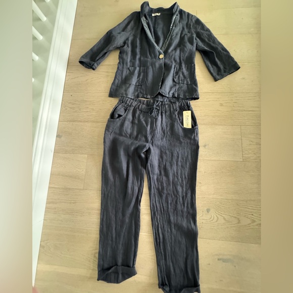 Italian 100% linen 2 piece set (pants and blazer)
Size XXL - Picture 10 of 16